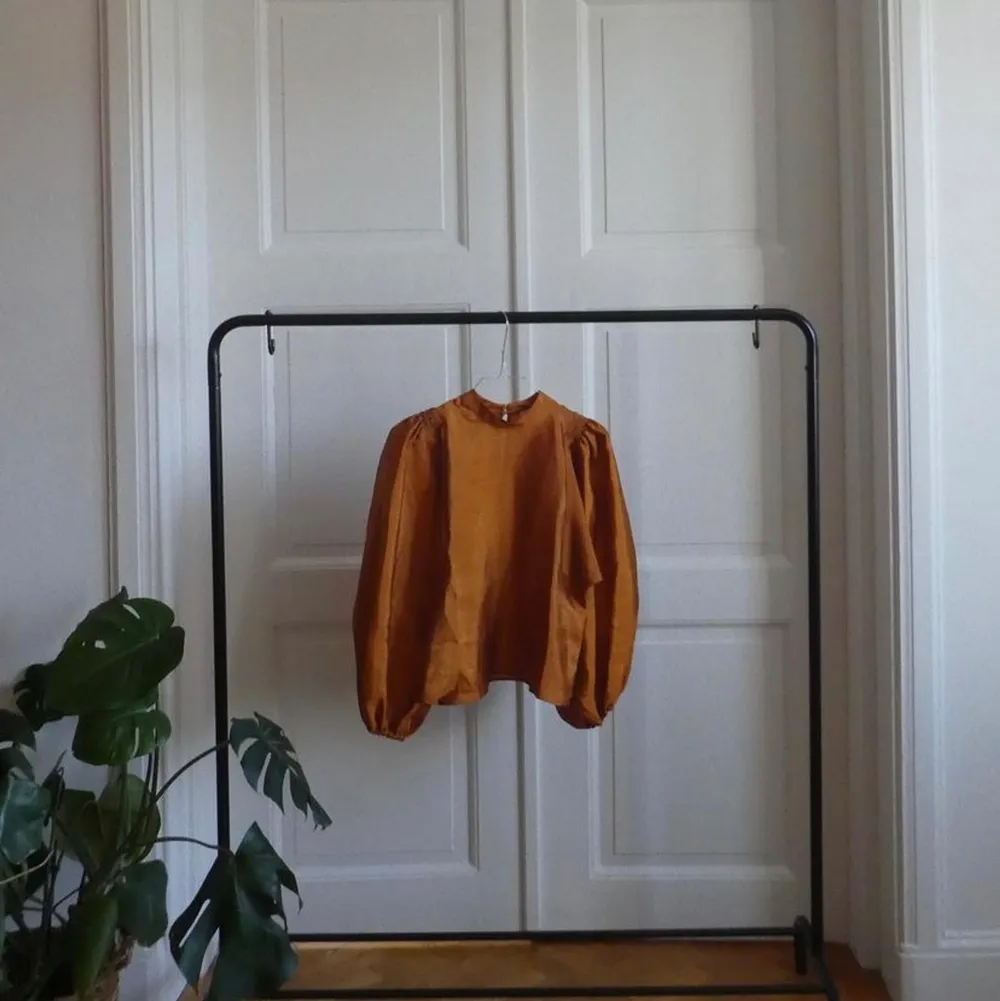 Harriet blouse storlek XS. Bra skick! Kolla gärna in vår Instagram @ amalia.uf💛 Köparen står för frakt.. Toppar.