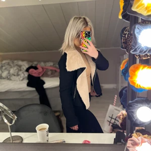 Mockajacka  - Jättefin, varm och skön mockajacka. Oanvänd, storlek 34. Frakt 66kr🖤