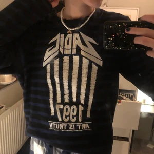 Snygg zadig tröja - Så snygg zadig tröja💕💕💕 perfekt skick! Storlek 14Y, vilket motsvarar S😜😜 lånade bilder 1 och 3! Ser smutsig ut på andra men det är bara spegeln hah BUD: 280 + frakt