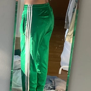 Adidas byxor - Lägger upp igen p.g.a oseriös säljare. Jättecoola gröna adidas byxor som passar mig som har s/m perfekt oversized. Påminner lite om Gwen Stefani-stil och allmänt 90/2000-tals stil. Skriv privat för fler bilder. Frakt ingår ej💗