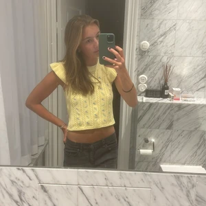 Zara tröja  - Säljer denna gula tröjan från zara i storlek S