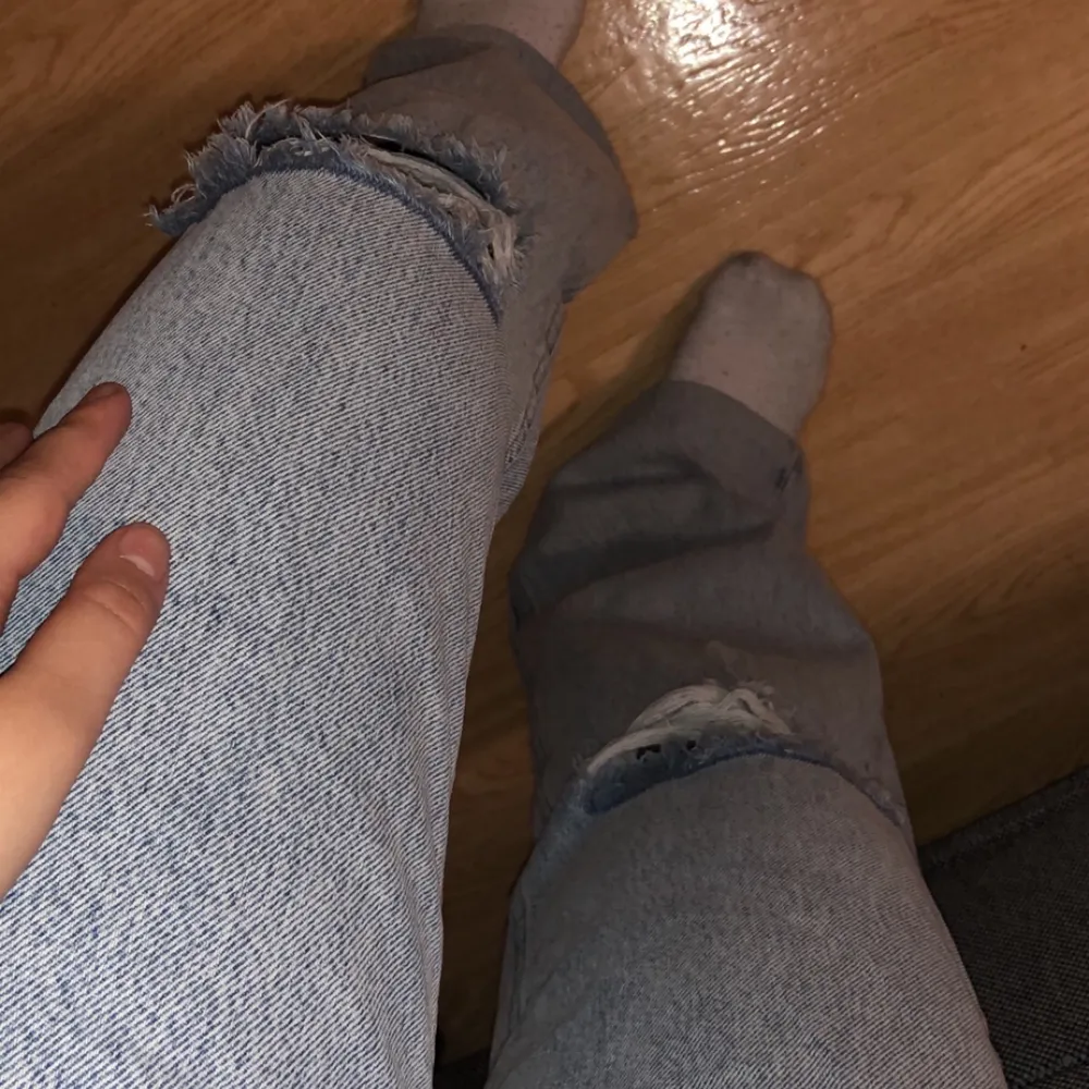 Jusblåa vida jeans från Na-kd i str 34. Jensen är använda endast 2 gången då de är för stora för mig💕🙂 Skriv vid intresse eller om ni vill ha fler bilder🥰. Jeans & Byxor.