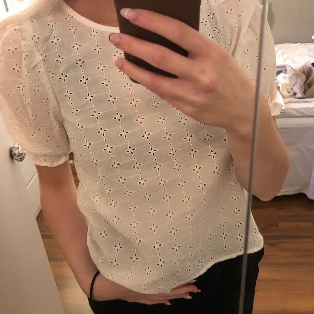 broderad blus/topp från hm med puffärm , superfin!. Toppar.