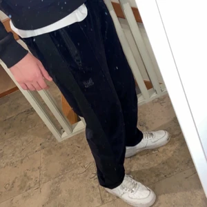  Needles Track Pants Svarta, Storlek L - Köptes ganska nydligen på Needles Store i london (tappat bort kvitto dock) väldigt bra skick, skulle säga 9/10. Kan frakta via PostNord för 66kr. Kom pm för fler frågor!