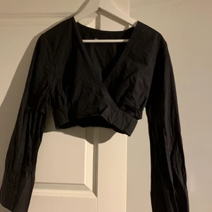 Festtopp  - Snygg festtopp men omlott och urringning💕 säljer då den är lite för liten för mig men den är väldigt snygg till fest🧸 dör är en öppning vid armarna och knäpps med knappar