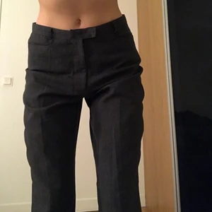 Gråa kostymbyxor  - Snygga mörkgråa kostymbyxor! Väldigt gamla men knappt använda och i väldigt bra skick 💞 är ca 168cm lång och brukar ha XS/S i storlek 