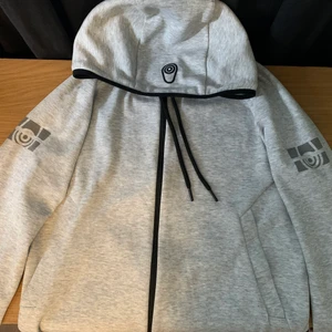 SAILRACING HOODIE - Sailracing hoodie. Knappt använd. Nypris oklart.