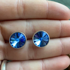 Blåa örhängen  - Blåa oanvända örhängen. Kan vara nickel vet ej 