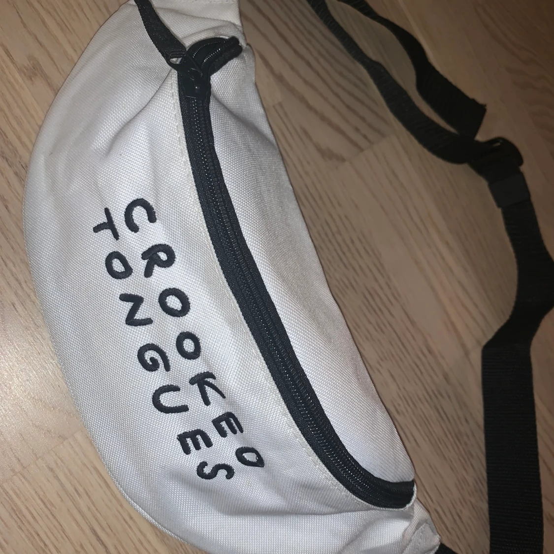 Bumbag/axelremsväska crooked tongues