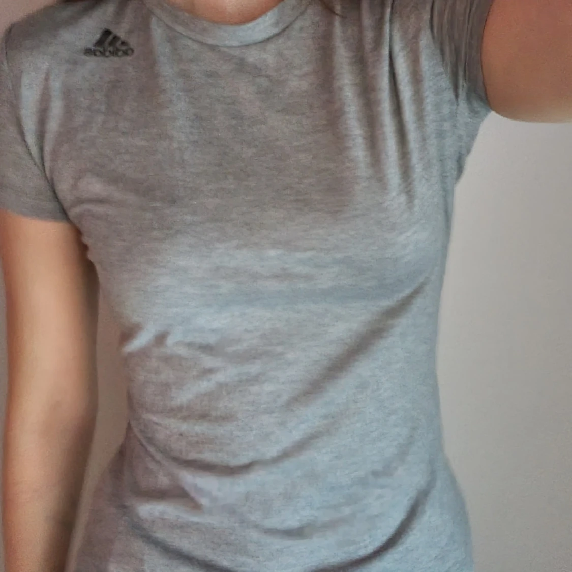 Grå Adidas t-shirt storlek S - 90