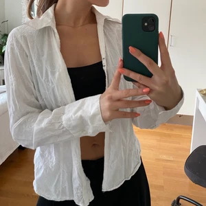 Vit skjorta  - Säljer denna vita skjorta med snyggt mönster, väldigt speciell och super fräsch. Kan skicka men köparen står för frakten.  🤍