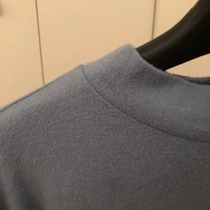 Blå tröja - Hej, säljer denna super fina blåa tröjan som jag köpte för ett tag sedan. Jag köpte den på hm men det var helt fel storlek märkte jag precis efter, så jag har aldrig använt och det menas med att den är i helt nyskick💕Köpte för 200kr och säljer för 70kr, buda i kommentarerna eller privat❤️