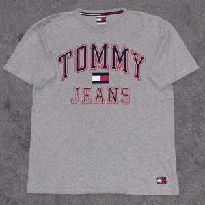 Grå t-shirt med Tommy Hilfiger tryck. Skick 8/10 och sitter som en M-L, lite oversize modell.🌟 Snygg och längre ärmar.