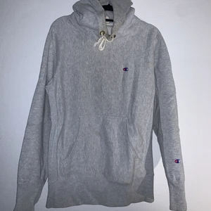 Champion hoodie - Grå Champion hoodie i strl L men skulle säga att den är S för är väldigt liten i storleken enligt mig. I bra skick! 