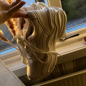 Sneakers  - Säljer dessa snygga sneakers, de är helt nya! Nypris kostar 800kr! Säljer pga att jag aldrig använder sneakers längre! Storlek 38!