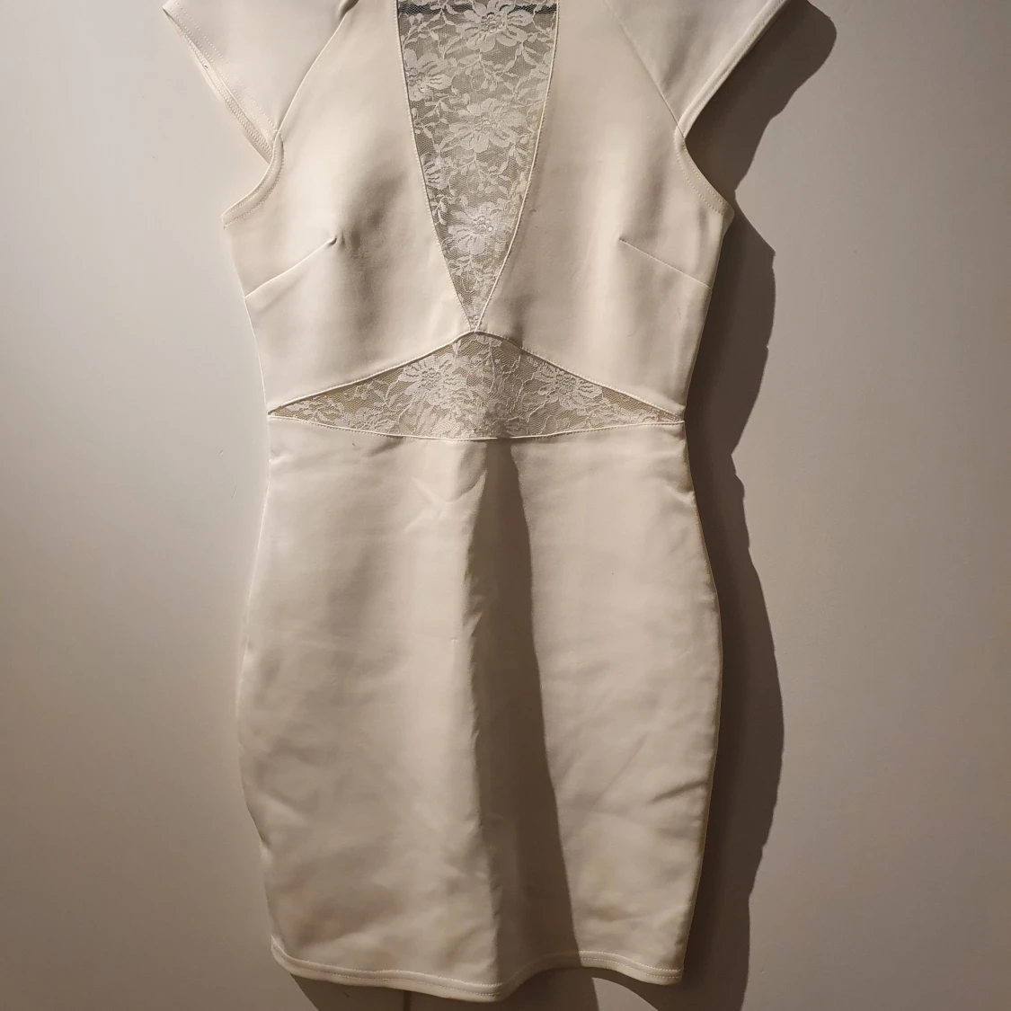 Vit klänning med spetsdetaljer  - 90