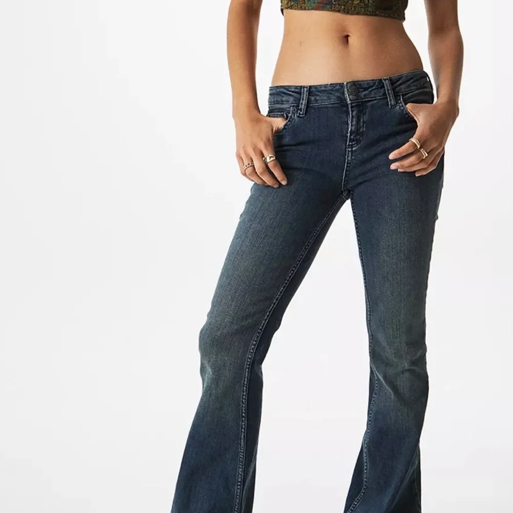 Säljer dessa lågmidjade jeans från Urbanoutfitters då de är lite för långa på mig som är 167 cm. Använda bara ett par gånger så är i väldigt bra skick. Kontakta mig för mått eller fler bilder 🥰. Jeans & Byxor.