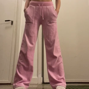 Rosa juicy byxor - Ett par äkta nästintill oanvända (använda 2-3 ggr) juicybyxor i färg och modellen classic velour del rey pant orchid💋 stl xxs och uppsydda en bit, passar därför nån lite kortare, är ju 152 och är precis över marken för mig💪 Nypris: 1000kr, säljer eftersom de inte används längre❤️ Max pris 900kr❤️ ⚠️VINNER DU BUDGIVNINGEN SÅ MÅSTE DU KÖPA⚠️❤️❤️❤️