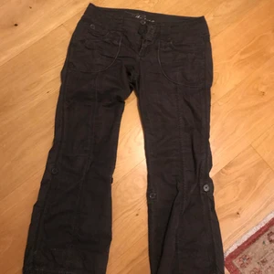 Cargo byxor från esprit!!💕 - Ett par skit snygga cargo byxor ifrån esprit. Passar på mig som har M. Säljer pga att de inte kommer till användning🤝💕