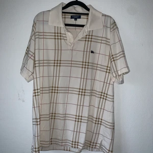 Burberry London Piké  - Assnygg Burberry Londo Piké tröja i strl M men passar också S beroende på hur du vill att den ska sitta. 