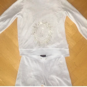 Jucy sett - Säljer ett jucy sett storlek 14 år 