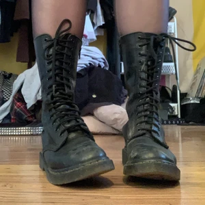 Höga dr martens - Skitsnygga dr martens som tyvärr är för stora för mig.. köpta secondhand för 565kr lite slitna men det går att fixa om man ger dem lite kärlek..:) skickar gärna bild på det. Dragkedja på inner sidan. Står ingen storlek men uppskattas till ca 38
