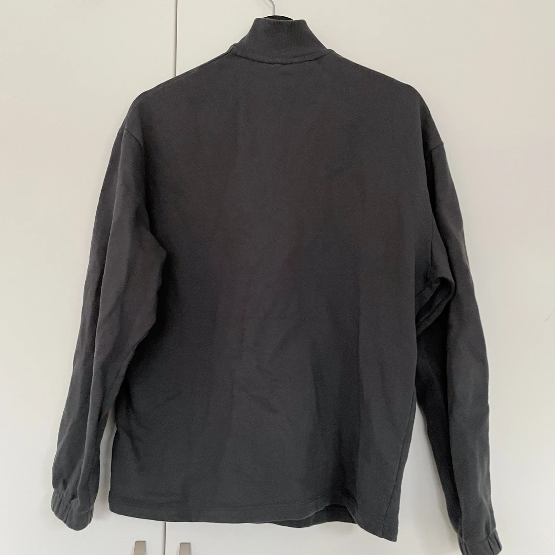 Grå sweatshirt med zip - 90