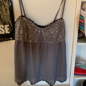 Fairy core linne - Så fint linne från Gina, perfekt för en fairy core outfit! Skimmrigt material och paljetter på bysten. Storlek 38 men passar mer som 36..