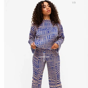 Set monki - Säljer ett fantastiskt fint set från monki som tyvärr inte kommer till användning. Endast använt det ett fåtal gånger. Överdelen (nypris 200kr) är i storlek S och byxorna (nypris 250kr) i storlek S. Skriv om ni vill att jag skickar mer bilder. Kan diskutera priset! 💛❄️