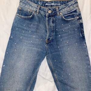 Super söta jeans med små stenar på ifrån bikbok. Jeansen har en mom fit och formar kroppen så fint. Verkligen jätte söta jeans men kommer tyvärr inte till användning 