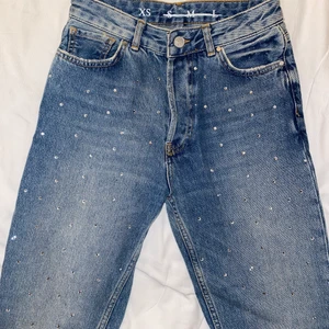 Jeans bikbok - Super söta jeans med små stenar på ifrån bikbok. Jeansen har en mom fit och formar kroppen så fint. Verkligen jätte söta jeans men kommer tyvärr inte till användning 