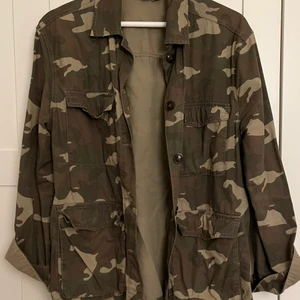 Militär jacka  - Säljer denna jacka i storlek 36! Den passar även 38🍏