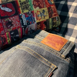 Lågmidjade crocker jeans  - säljer dessa lågmidjade crocker original jeansen i storlek 30/32. Jag är 160 men har vikt upp byxorna ca 7 cm så de är lite längre egentligen. Färgen är lite mer urtvättad än vad den ser ut som. Köpare står för frakten. Pris kan diskuteras 💞