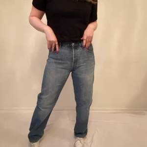 Snygga blå jeans från Levis i modellen 501, W34 L36 storlek: midja 86 innerbenslängd 78, modellen bär vanligtvis storlek M/40. Herrmodell men fotad på tjej.
