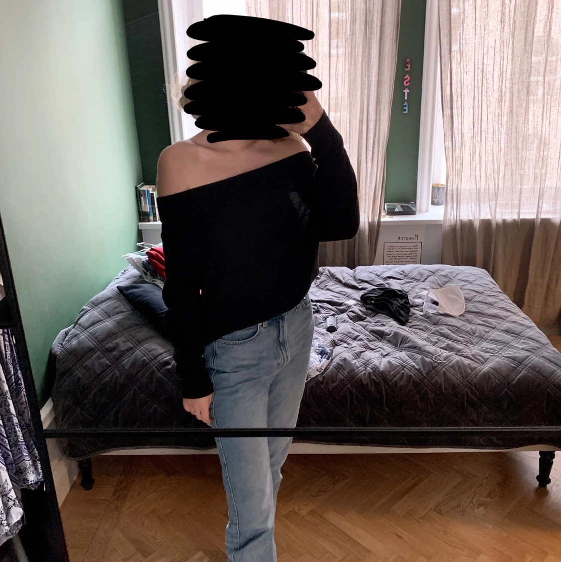 Axelbandslös, svart tröja