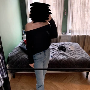 Axelbandslös, svart tröja - Långärmad, axelbandslös, svart tröja. Väldigt bekvämt tyg, storlek L men passar jättebra på mig som är M, köpt på SHEIN för snart ett års sen. Kan hämtas upp i Vasastan eller postas. Köpare betalar för post avgifter. 