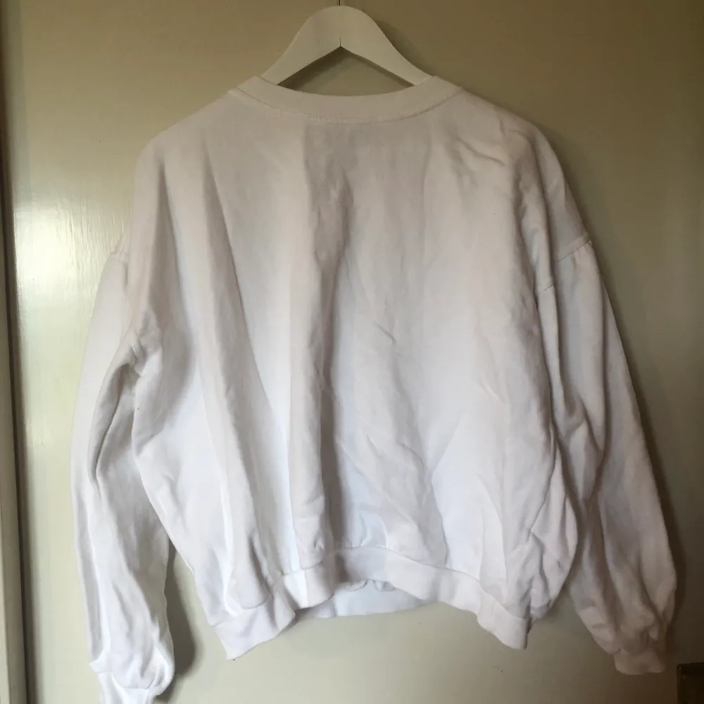 Så mysig och mjuk vit tröja. Säljer då jag har flera stycken. ❤️ frakt ingår inte . Tröjor & Koftor.