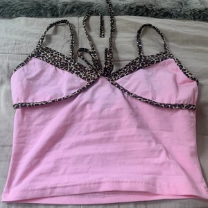 Yk2 topp - 2000s yk2 camitopp i helt nytt skick då jag precis fick hem den så den är helt ny!💕(kan både mötas och sicka men då står köparen för frakten!)