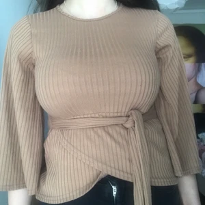 Boohoo tröja - S/M, har inte använt den sen 2019, säljer tröjan för den är liten på mig. Den kan fraktas (kunden betalar frakten själv) 