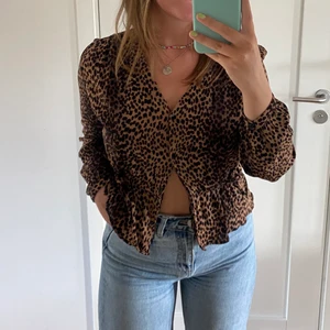 Leopard blus - Köpt second hand, använd en gång, jättesöt blus med knäppning och knyt på sidorna. Går att knäppa hela vägen också! ✨ strl 42 men sitter som en 38 