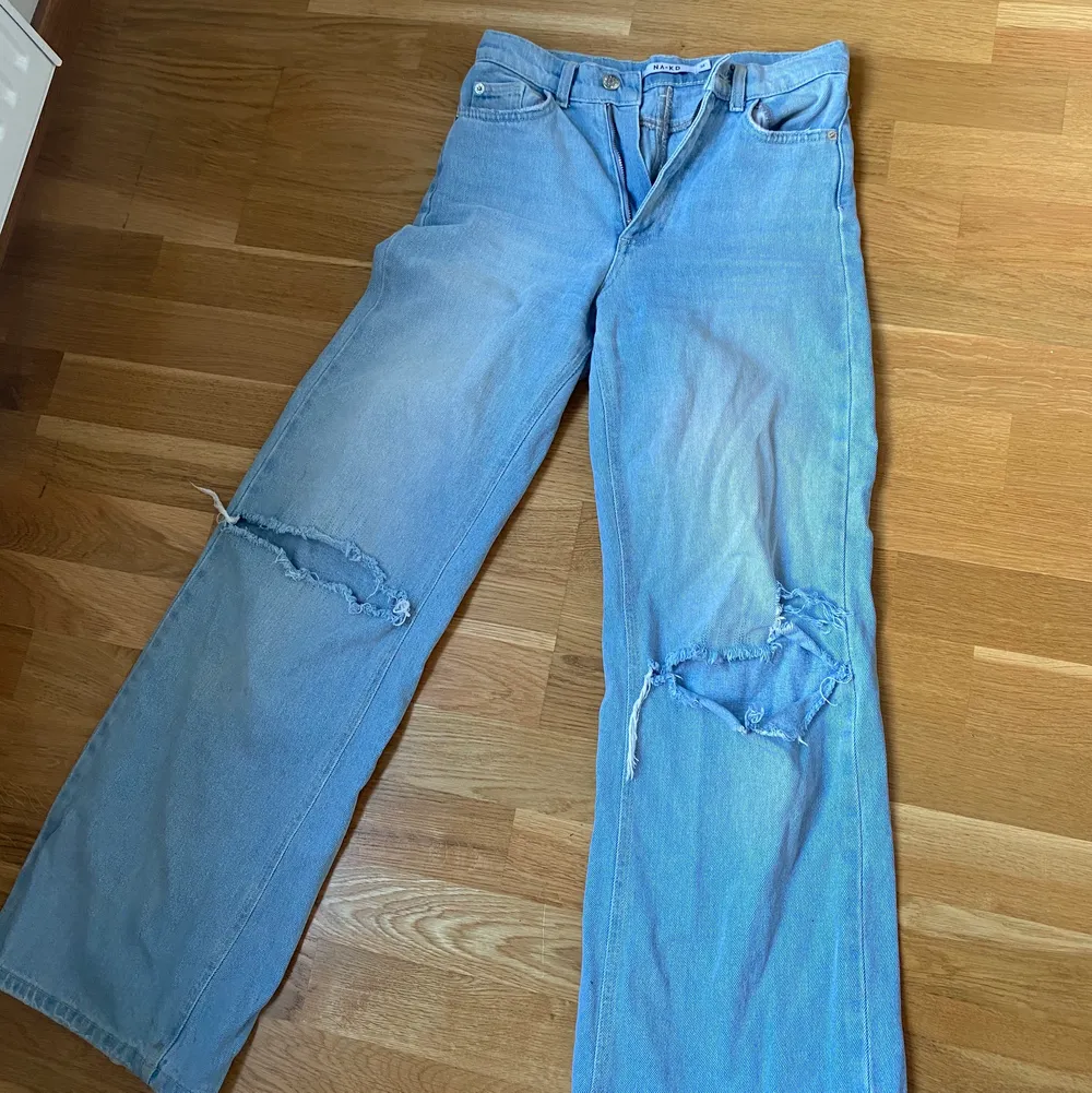 Säljer mina såå snygga jeans fårn NAKD med egengjorda hål💕Därempt är hålen väldigt fina och det ser ut som att de har varit där från allra början💕💕💕. Jeans & Byxor.