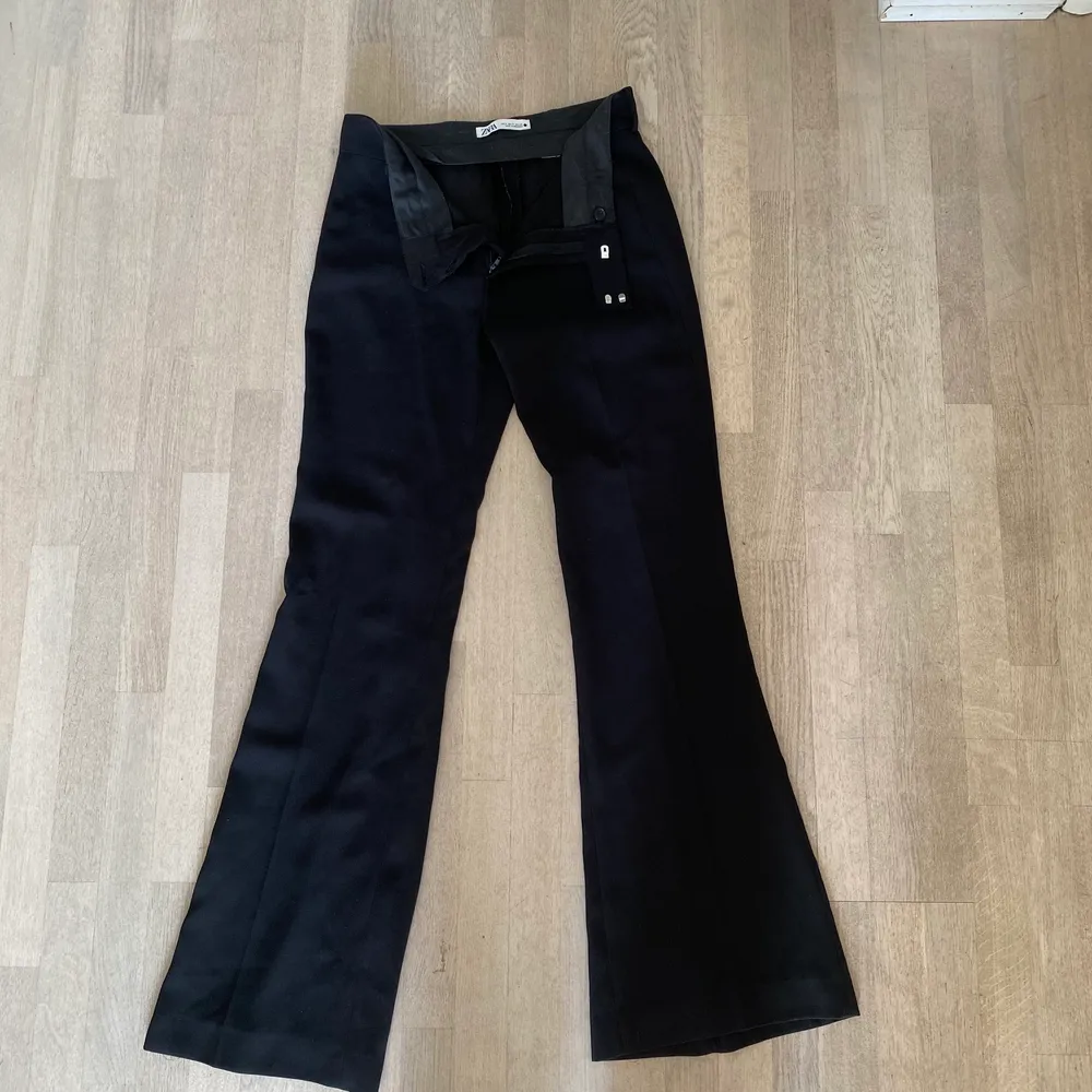 Supersnygga svarta kostymbyxor från Zara! Bra längd på mig som är 175 cm. Använda bara ett fåtal gånger!. Jeans & Byxor.