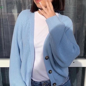 Blå cardigan - Säljer nu min blåa cardigan, köpt från monki, då den längre inte kommer till användning. Den är endast använd fåtal gånger och är i nyskick. Köpt för 350kr☺️ Frakt ingår! 