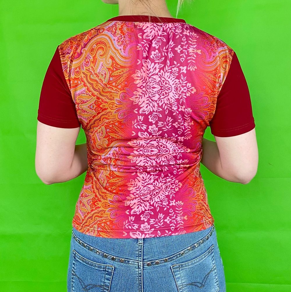 En T-shirt i toppenskick från ONLY. Står inte storlek eller material. Men skulle säga det är polyester, och en M. Den stretchar sig efter storlek! Spårbar frakt på 66kr är inräknad i priset. Tar Swish men även SafePay. Mått: Axeln och ner 54cm. Axel till Axel 39.5cm. Ärm längd 16cm. Byst bredd 41cm.. T-shirts.