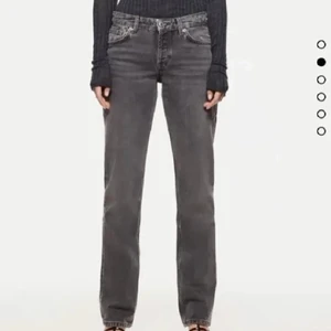 Grå lågmidjade zara jeans - Säljer dessa snygga jeans från zara. De har blivit en aning mörkare i tvätten, se tredje bild