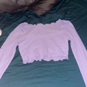 Croppad tröja - Köpt på shein nydligen men aldrig använd då den är för liten, strl M💜