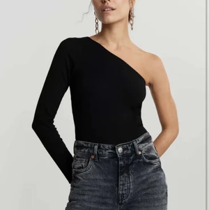 Svart one shoulder tröja - Säljer min fina one shoulder tröja från Gina Tricot. Tröjan är i storlek S och är i bra skick.🙌🏽🤩 Frakt ingår inte