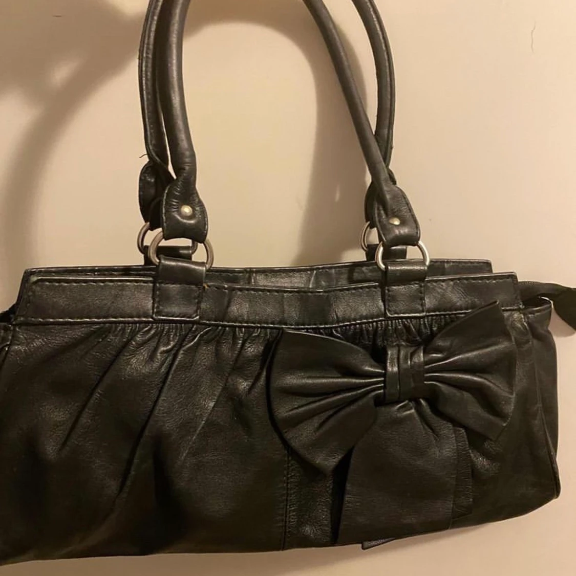 Svart väska med rosett