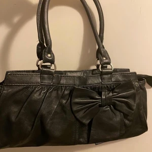 Svart väska med rosett - Säljer denna supergulliga väska💕 frakt: 48kr