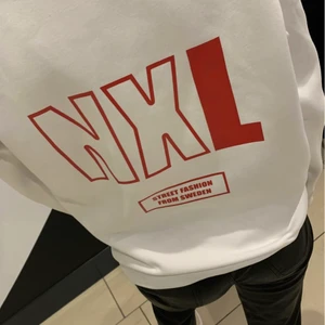 Noxlimit hoodie - Säljer min vit röda tröja från noxlimit i st:M🤍 bra skick använd upp till 1 gång, nypris 499kr